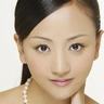 工人搭建舞台时为追星女儿拍下海报